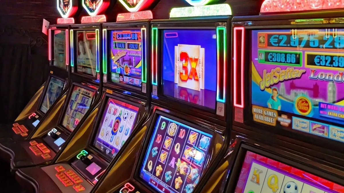 Khám Phá Slot game V9bet - Thế Giới Giải Trí Đỉnh Cao 1 row of slot machines 1200x675 1